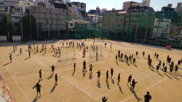 10月17日(火)3年生は、午後にグラウンドと体育館でスポーツ大会を行っていました。