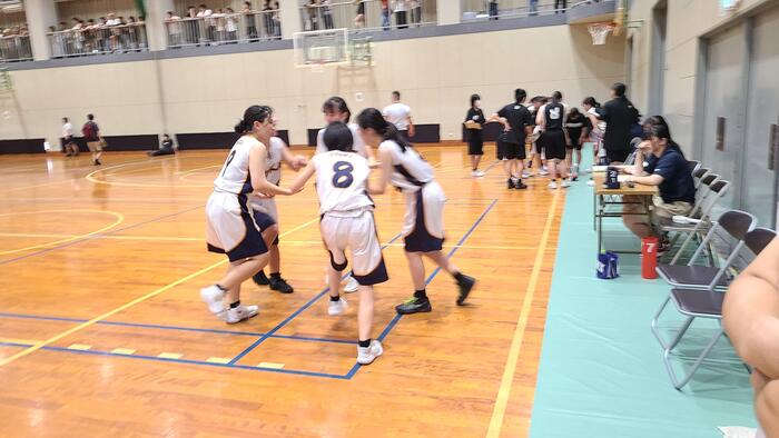 9月8日(日)清水谷高校の体育館で行われ女子バスケットボール部の公式戦を応援しました。