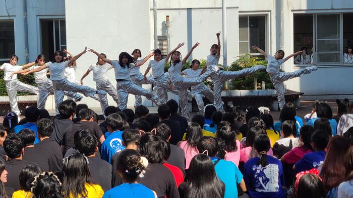 9月6日（金）文化祭1日め、中庭部門の6番め最後はダンス部。テーマは「SDC! ライブ! ライブ! 2024ver.」です。