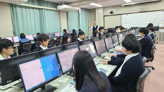 11月18日（月）7限には1年生の情報Ⅰの授業を見ました。