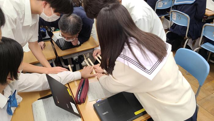 10月20日(金)5限に、2年生の数学Ⅱで音楽と数学が融合したアクティブラーニングを見学しました。