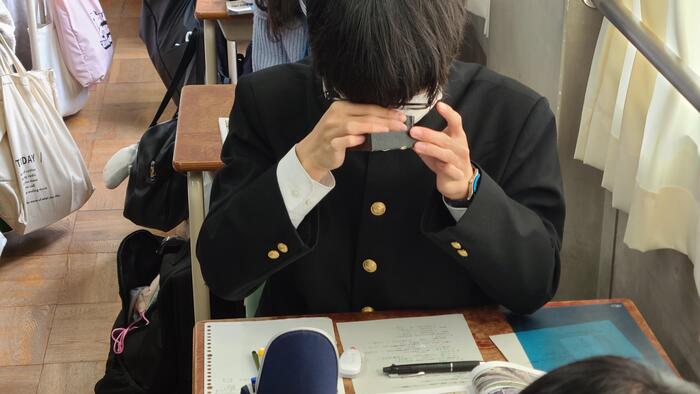 11月21日(月)1限に2年生の地学基礎、2限に1年生の物理基礎の授業を見学しました。