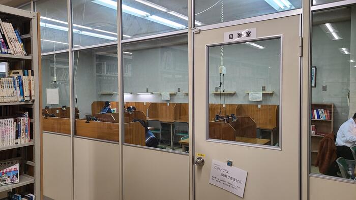 12月27日(水)自習室では数名の生徒が自習に励んでいます。