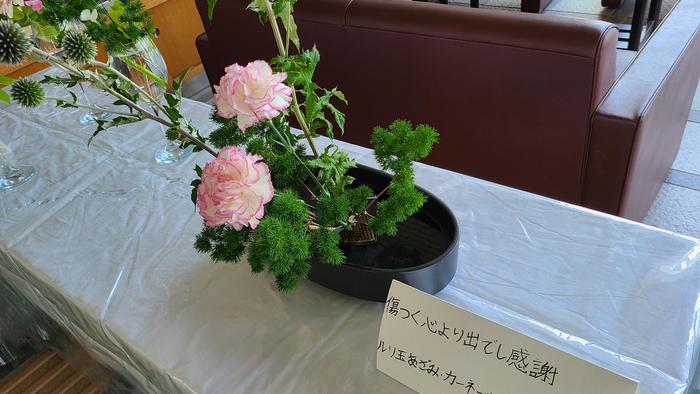 6月17日（金）華道部が玄関ホールで生け花を展示。 文化部発表会