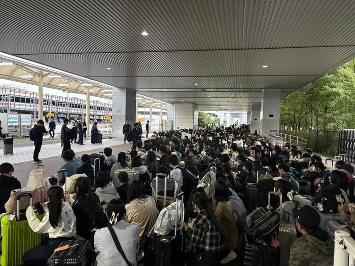 伊丹空港に集合しています