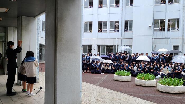4月25日（火）放課後に中庭で、生徒自治会が体育祭の応援団長の紹介をしていました。