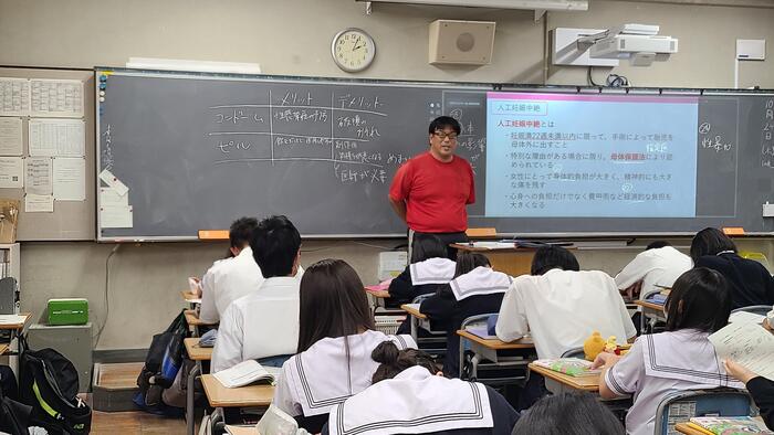 10月24日（木）5限は2年生の保健の授業を見学しました。