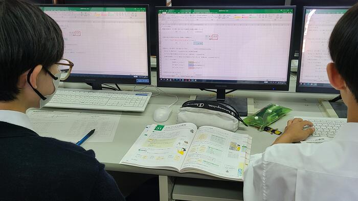 10月13日（金）4限は1年生の情報の授業を見学しました。