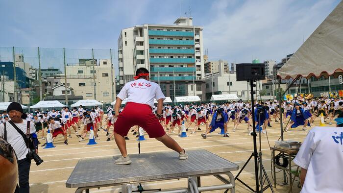 6月6日（木）体育祭が始まります。保健部長から安全注意、運動部長から競技注意のあと、準備体操です。