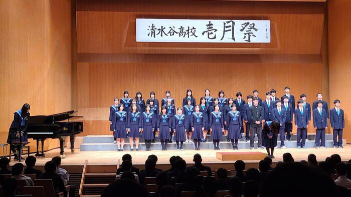 12月20日(水)壱月祭の第Ⅰ部は、1年生がステージで課題曲と自由曲を合唱しました。