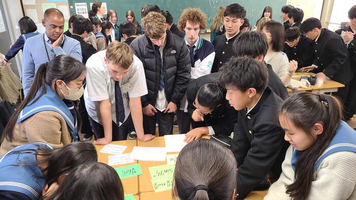 12月7日(木)5限は2年生の数学で Living Watersの生徒と一緒にカード上の数式の計算をして大きさを比較するゲームをしていました。