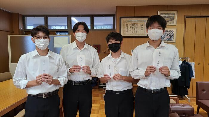 10月7日(金)近畿大会に出場する水泳部の生徒4人を激励しました.