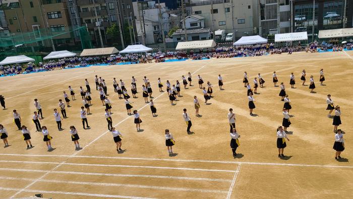 6月9日(木)午後の競技は、赤、黄、青の３つの団対抗応援合戦で始まりました。