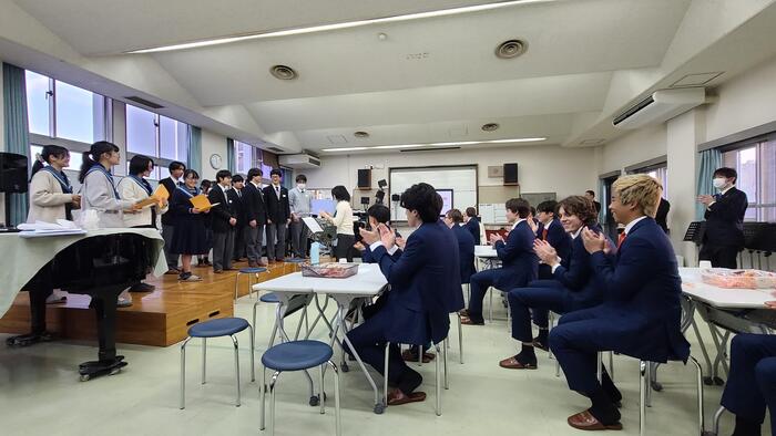 1月19日（金）オーストラリア国立少年合唱団の日本ツアーメンバーが清水谷高校に来訪し、合唱部の生徒たちと歌やゲームで交流をしました。①