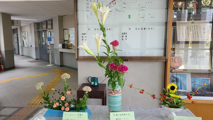 9月2日（土）文化祭2日め、華道室の展示を鑑賞しました。