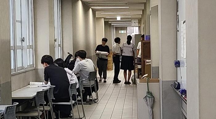 9月27日（金）放課後の職員室前は個別指導を求める生徒で一杯です。