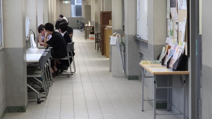9月27日(水)中間考査まで1週間を切りました。17時半を過ぎても職員室前は質問をする生徒で一杯です。