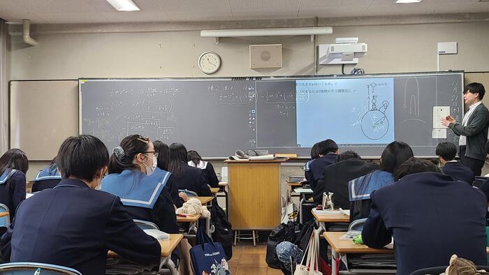 11月21日（木）3限に2年生の物理の授業を見ました。