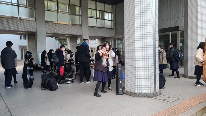 12月25日(月)オーケストラアンサンブル部が早朝に地区の演奏会に出かけて行きました。