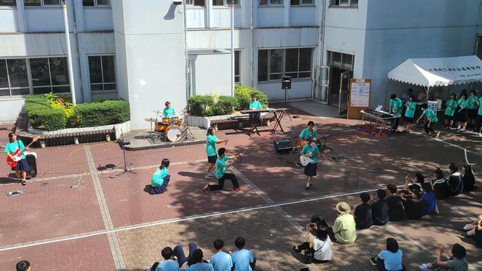9月1日（金）文化祭1日め、中庭4番手はギター部のライブでした。