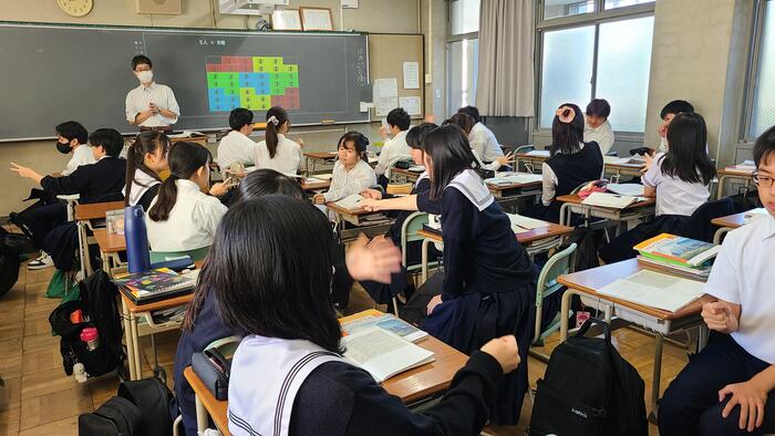 10月25日（金）1限に1年生の英国の授業を見学しました。