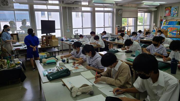 9月27日（火）2限に1年生の美術、3限に1年生の物理、4限に3年生の生活文化の授業を見学しました。