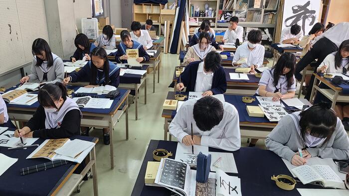 10月13日(金)1限に2年生の書道の授業を見学しました。