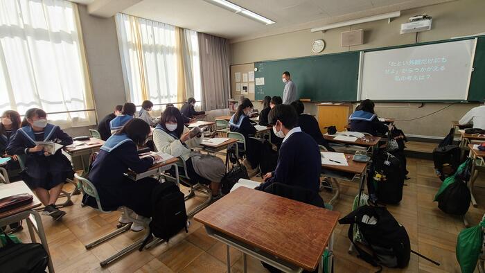 11月10日(木)3限に2年生の国語・現代文の授業を見学しました。