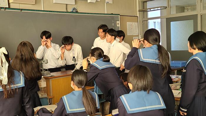 11月7日（火）5限には2年生の地学基礎の授業を見学しました。
