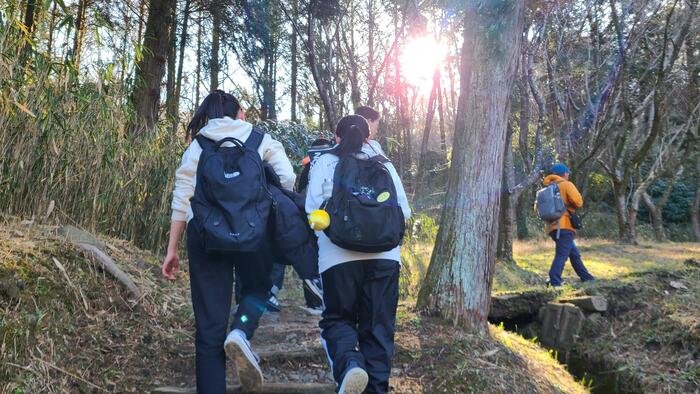 2月9日（金）耐寒行事で生徒の先頭になる6人のグループが神津嶽休憩所に到着しました。