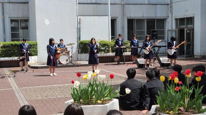 4月17日(水)新入生歓迎行事⑤~最終日はギター部が中庭で演奏しました。