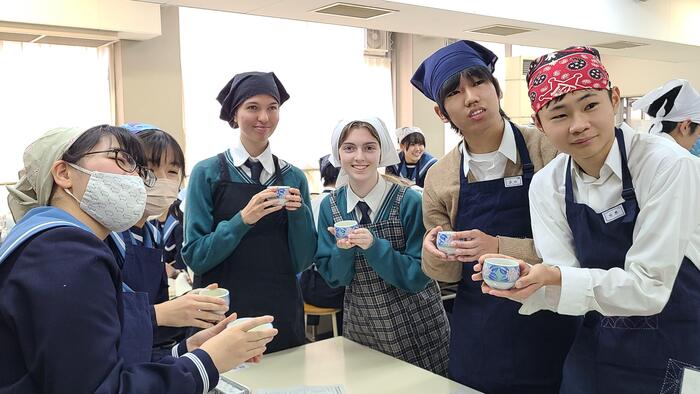12月8日（金）6限は、2年生が家庭科でLiving Watersの生徒とおからクッキー作りと日本茶を淹れて楽しんでいました。