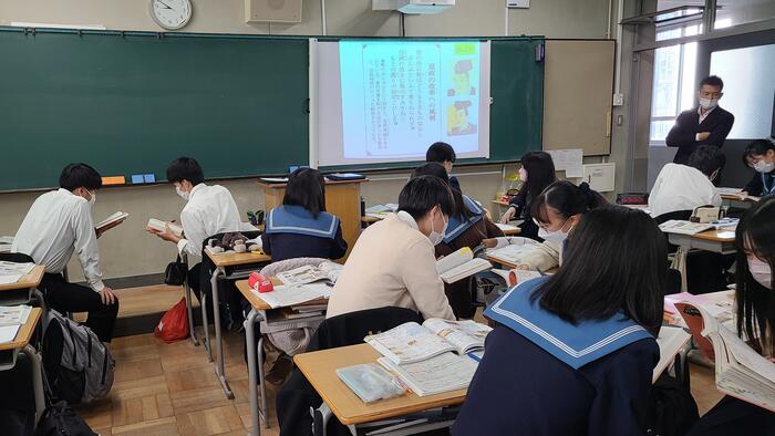 11月16日(水)1限に3年生の日本史、4限に1年生現代の国語、5限に2年生数学Ⅱの授業を見学しました。