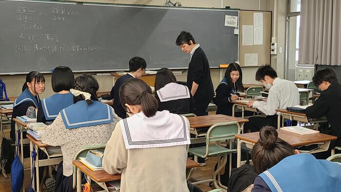 5月2日（木）4限は3年生の化学基礎演習の授業を見学しました。