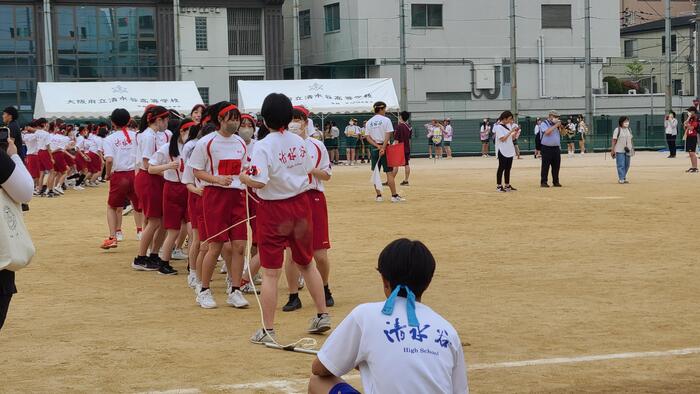 6月8日（木）1年生の学年競技は「君の縄」（大縄跳び）でした。