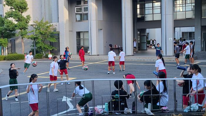 10月9日（水）放課後の中庭ではサッカー部や女子バレーボール部、男子バドミントン部、ダンス部などが身体を動かしています。