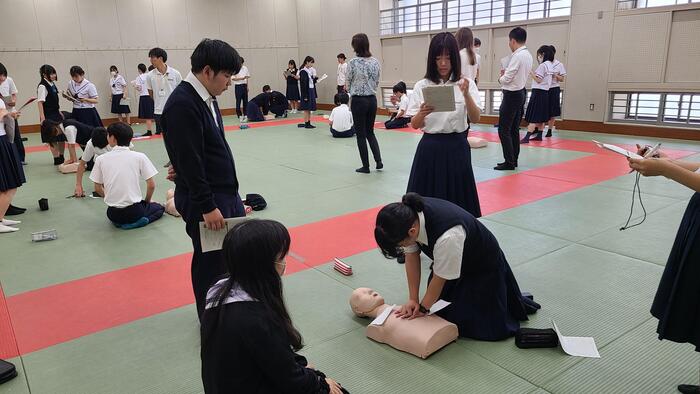 6月13日(木)3限に柔道場で教育実習生による1年生保健の心肺蘇生法の授業を見学しました。
