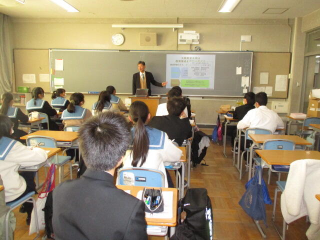 11月21日（火）６、７限に校内で2年生に対する大学別説明会を行いました。