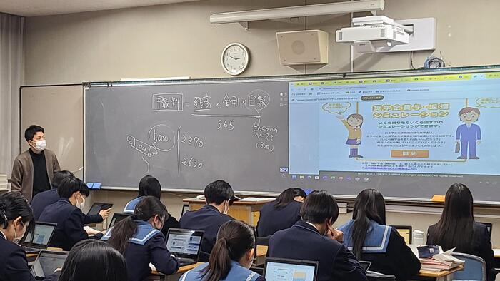 1月21日（火）2年生は6限に1人1台端末を使って大学の費用や奨学金を調べていました。
