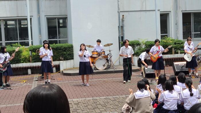 6月23日(金)ギター部の4つのバンドが昼休みに中庭で演奏しました。
