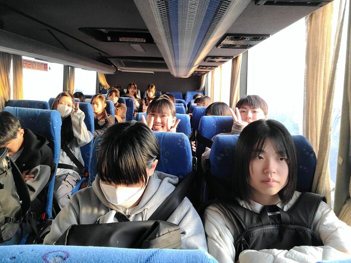 7月28日(日)ニュージーランド語学研修はバスの出迎えで、Mount Albert Grammar Schoolに到着しました。