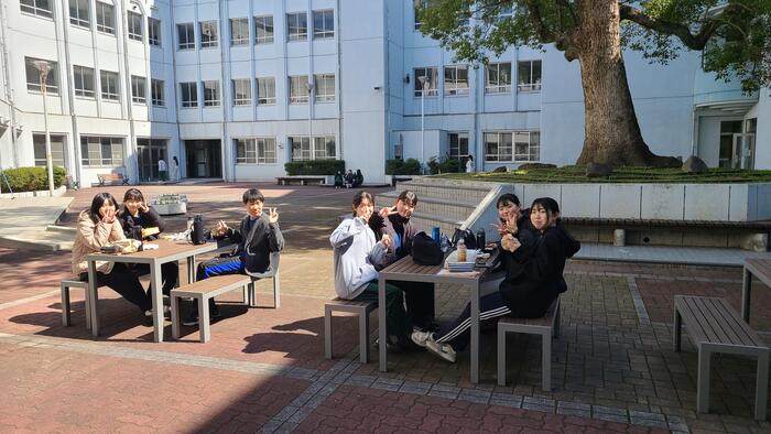 3月10日（月）寄付されたばかりの中庭のベンチで、競技かるた部の生徒がランチをしています。