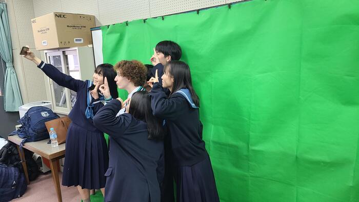 12月12日(火)5限に1年生が情報の授業で、Living Watersの生徒と一緒に動画作成の素材集めや編集などをしていました。