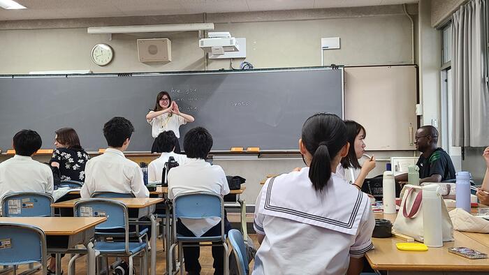 6月25日(火)昼休みにNETや留学生と英語でゲームをしながらランチしています。