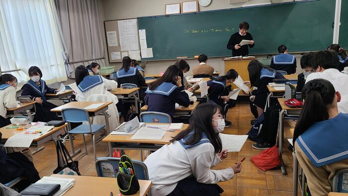 11月15日(火)2限に1年生の数学A、3限に3年生の物理、4限に3年生の英語Ⅲの授業を見学しました。
