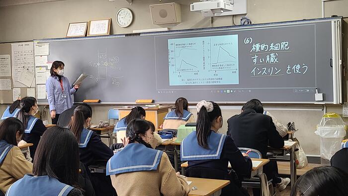 1月30日（月）電子黒板機能付きプロジェクターが全21普通教室と講義室の22教室に設置されました。
