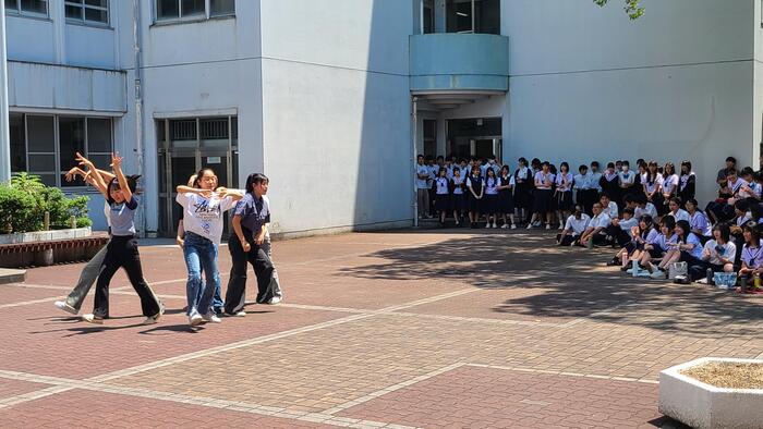 6月13日（木）ダンス部が昼休み中庭発表をしました。