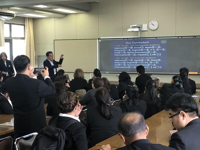 5月29日(水)校長からバンコク都庁の視察団に清水谷高校の教育方針などについて1時間ほど英語で説明しました。