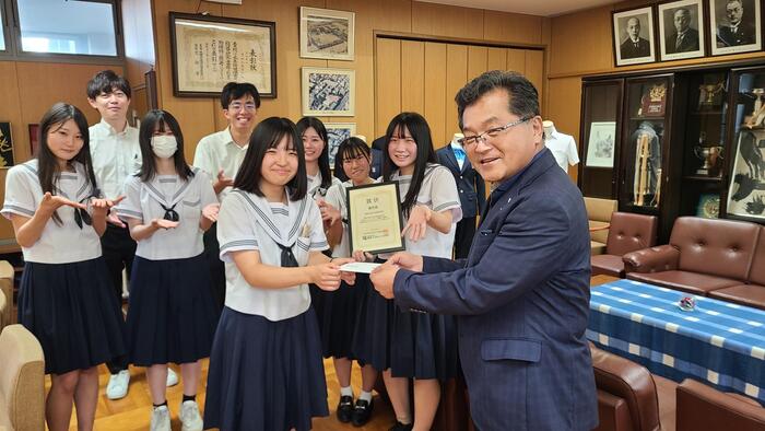 8月4日（金）「全国高等学校軽音フェスティバル2023」オリジナル部門に大阪代表で出場したギター部の生徒を激励しました。