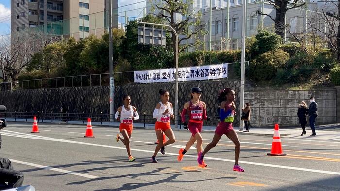 1月29日（日）大阪国際女子マラソンが清水谷高校の前を通過しました。